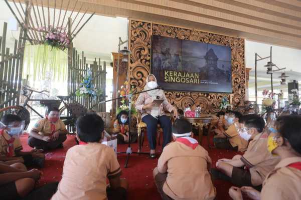 Peringati Hari Dongeng, Ning Ita Dongengkan Asal Muasal Majapahit di Hadapan Siswa