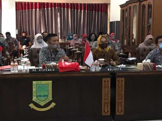 JADI GURU  WALIKOTA MOJOKERTO BERIKAN PELAJARAN IPS SECARA DARING