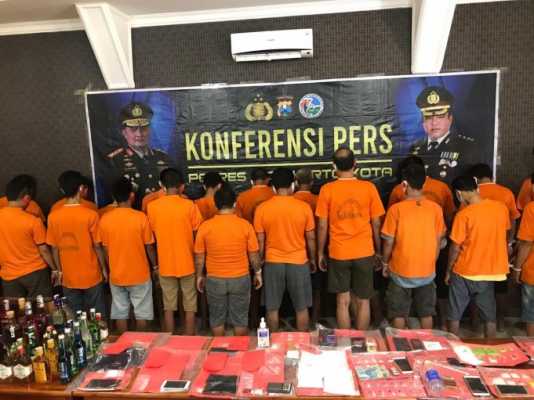 POLRESTA MOJOKERTO AMANKAN PULUHAN GRAM SABU DAN RIBUAN BOTOL MIRAS