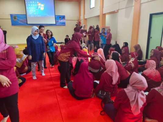 Neng Ita himbau kader agar menjaga lingkungan dan waspadai corona